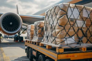 Paletas de carga aérea listas para ser cargadas en un avión de carga internacional
