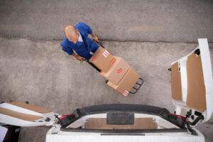 Hombre de entrega de tiro completo llevando cajas vista superior