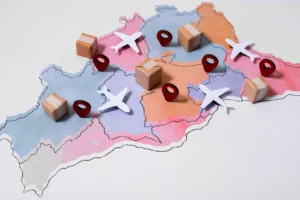 Mapa con aviones y paquetes simulando transporte internacional