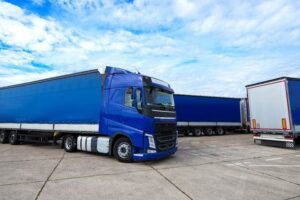  Camiones azules estacionados en zona con cielo despejado