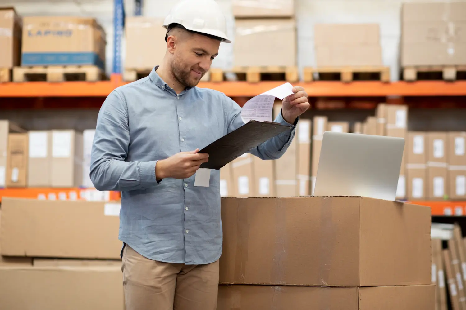 Factura de importación en revisión durante control de mercancía en almacén