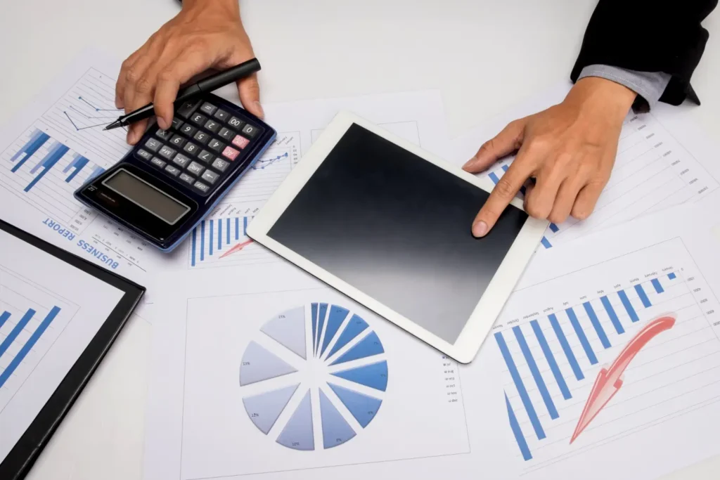 Profesional de logística evaluando plan de costos e impuestos de importación